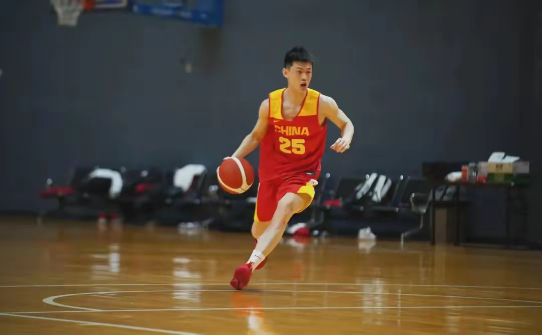 河北男篮球员集体训练备战，团队合作精神显著提升