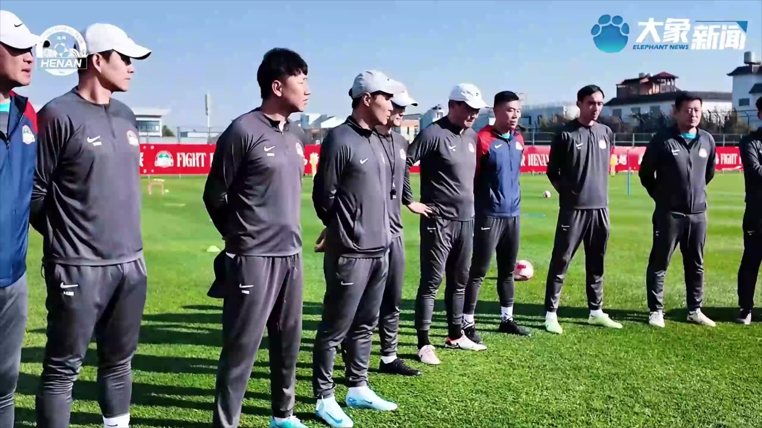 中场休息时刻，球队调整战术迎接下半场
